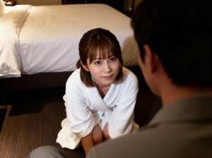 ホテルの一室で床に座り、中性的な表情でカメラを見つめる白いバスローブを着た女性をロー...。