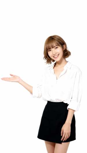 真っ白な背景の前に立ち、笑顔で何かを差し出す若い女性を全身カメラアングルで写実的に撮...。