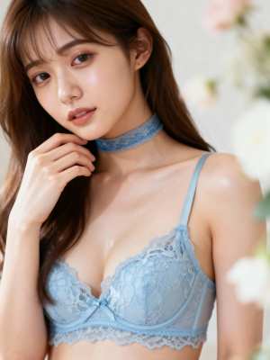 ぼやけた花柄の背景に、チョーカーが付いた水色のレースのブラジャーでポーズをとる若い女...。