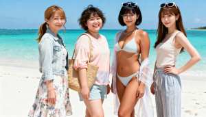 ターコイズブルーの海と澄んだ青い空を背景に、熱帯のビーチに一緒に立っている 4 人の...。