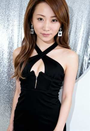 深い V ネックラインと前にジッパーが付いた黒いノースリーブのドレスを着た、長い茶色...。