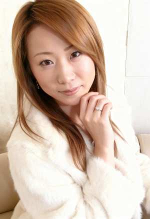 長く真っ直ぐな明るい茶色の髪を持ち、白い毛皮のコートを着た若い女性の肖像画。