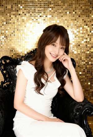 金色のスパンコールを背景に、黒い華やかな椅子に座っている若い女性の写実的なポートレート。