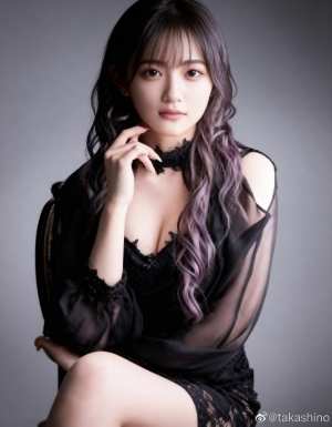 レースのディテールが施された薄手の黒いドレスを着た、ウェーブのかかった長い黒髪と紫色...。