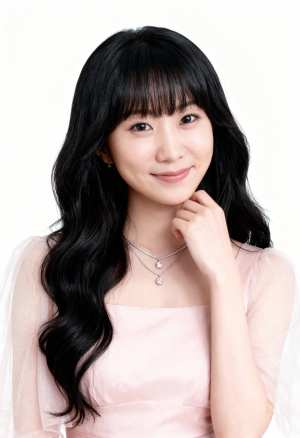 ウェーブのかかった長い黒髪と前髪を持ち、薄手の袖と繊細なネックレスが付いた淡いピンク...。