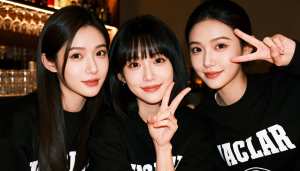 薄暗いバーの中で、「ACLAR」という文字がプリントされた黒いスウェットシャツを着て...。