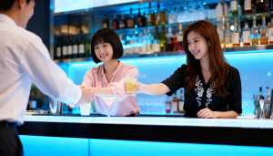 モダンなバーのカウンターで握手する 2 人の若い女性を描いた写実的なシーン。