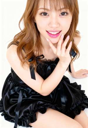 フリルの付いた黒いサテンのドレスを着て、遊び心のある笑顔でポーズをとる若い女性を、正...。