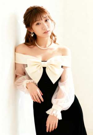 薄手の袖と大きなリボンが付いたフォーマルな衣装を着た若い女性をポートレート アングル...。