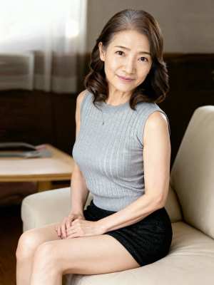 モダンなリビングルームのベージュのソファに座っている中年アジア人女性のプロフェッショ...。