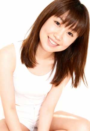 フレームの中央の床に座って、陽気な表情をした若いアジア人女性の写実的なポートレート。