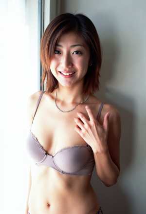 明るい色のブラジャーとパンティを着てカメラに向かって微笑みながらポーズをとる若い女性...。