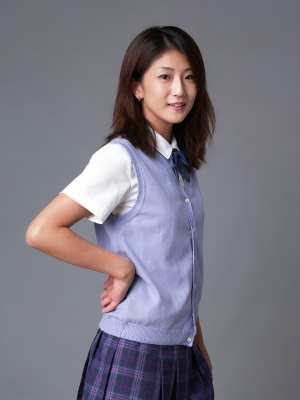 学生服を着たアジア系の若い女性を横から撮影した写実的なポートレート。