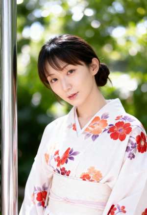 花柄の伝統的な日本の着物を着た若いアジア人女性のポートレート。