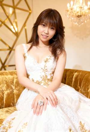 ゴールドのアクセントとシャンデリアを背景にした豪華な部屋で、豪華なゴールド ベルベッ...。