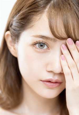 明るい肌と長くまっすぐな茶色の髪を持つ若い女性のクローズ アップの肖像画。