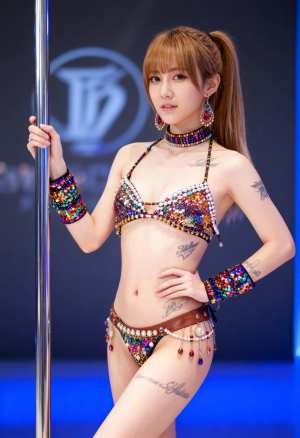 カラフルなスパンコールのついたビキニを着てポールの横で自信を持ってポーズをとる若い女...。
