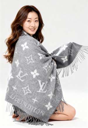 白い花をあしらったモノグラム柄のルイ・ヴィトンのショールを着た若い女性を正面カメラの...。