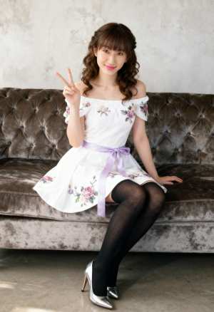 花柄の刺繍と紫のサッシュがついた白いオフショルダーのドレスを着て、黒いサイハイストッ...。