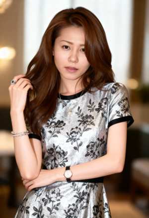 黒い花柄の銀色のドレスを着た、長い茶色の髪の若い女性をポートレート カメラの角度から...。