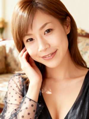 長くまっすぐな茶色の髪と白い肌を持つ若い女性の写実的なポートレート。