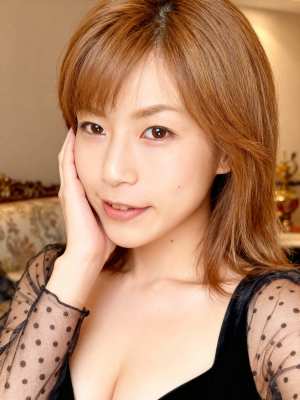 柔らかくぼやけた背景を持つ、屋内環境でポートレートのポーズを取る若いアジア人女性の写...。