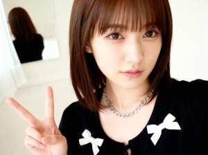 フレームの中央にピースサインを持つ若い日本人女性の写実的なポートレート。