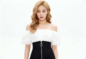 ウェーブのかかった長いブロンドの髪を持つ若い女性。