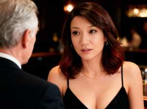 フォーマルな環境で会話をする女性と男性を、クローズアップカメラのアングルから写実的に...。