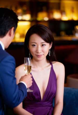 紫のドレスを着た女性がシャンパンを飲みながらテーブルに座り、正装をした男性の前で会話...。