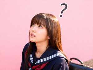 長い茶色の髪と前髪を持ち、紺色のセーラー服を着て首に赤いスカーフを巻いた若い日本人女...。