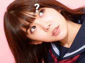 頭の上に疑問符が浮かんだ若い女性のクローズアップの肖像画。