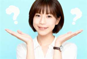 短いボブのヘアカット、白いシャツを着て、左手首に茶色の革の腕時計を着た若いアジア人女...。