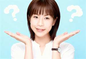 柔らかいパステルブルーの背景に、短い茶色の髪と前髪を持ち、白いシャツを着て、頭の上に...。