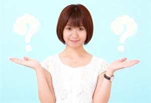 画像の中央に立ち、白いレースのトップと金のネックレスを身に着けたアジア系の若い女性が...。