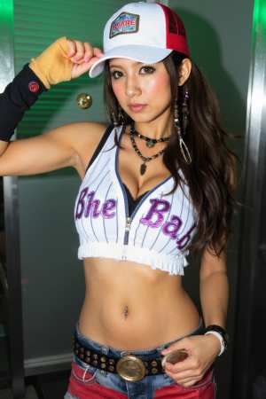 野球帽をかぶり、「bhe babe」という文字がプリントされたクロップド野球ジャージ...。