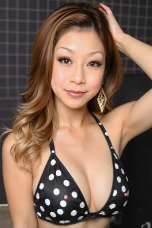 水玉模様のビキニを着てカメラに向かって微笑む若い女性を、ポートレートアングルから写実...。