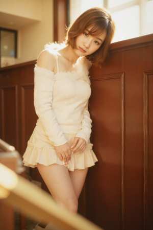 温かみのある居心地の良い屋内環境で、木製のパネルの壁に向かって自信を持ってポーズをと...。