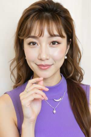 ウェーブのかかった茶色の長い髪と白い肌を持ち、紫色のノースリーブのトップと三日月のペ...。