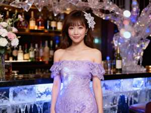 ラベンダーのレースのドレスを着てバーの前に立つ若い女性を正面カメラのアングルから写実...。