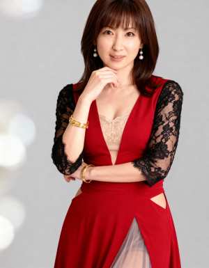 長い茶色の髪をした中年アジア人女性のプロフェッショナルなポートレート。