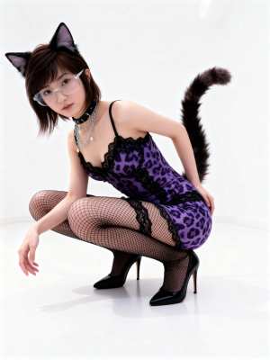 猫の格好をした若い女性がふざけたポーズでしゃがんでいる様子を横から撮った写実的な写真。