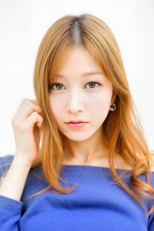 ウェーブのかかった明るい茶色の長い髪と茶色の目をした、青いオフショルダー セーターを...。