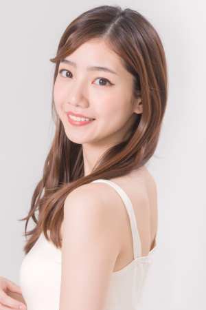 長くストレートな茶色の髪の若い女性がカメラに向かって微笑む、ポートレート カメラ ア...。