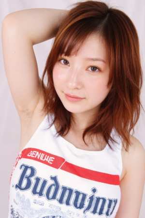 「バドワイザー」という文字がプリントされた白いタンクトップを着て、腕を上げて自信満々...。