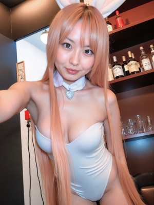 桃色の長くてまっすぐな髪にウサギの耳と露出度の高い白いボディスーツを着た若い女性を自...。