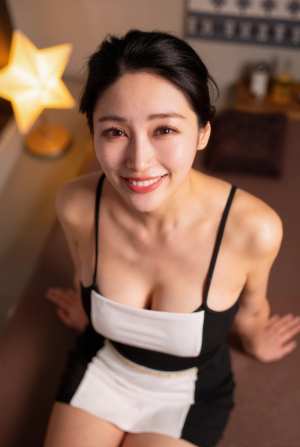 白と黒のドレスに白いエプロンを着た、明るい表情の若い女性を見上げるローアングルからの...。