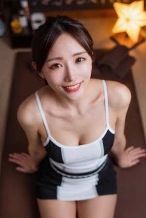 リラックスしたポーズでソファに座り、フレンドリーな笑顔でカメラをまっすぐに見つめてい...。