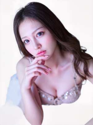 顎を手に乗せ、思慮深い表情を浮かべ、視聴者をまっすぐに見つめる若い女性を、クローズア...。