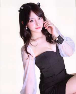 透け感のある袖とアクセサリーを備えた黒いドレスを着てエレガントにポーズをとる若い女性...。